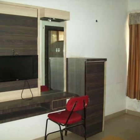 Hotel Mid - Way Inn Gandhinagar Eksteriør bilde